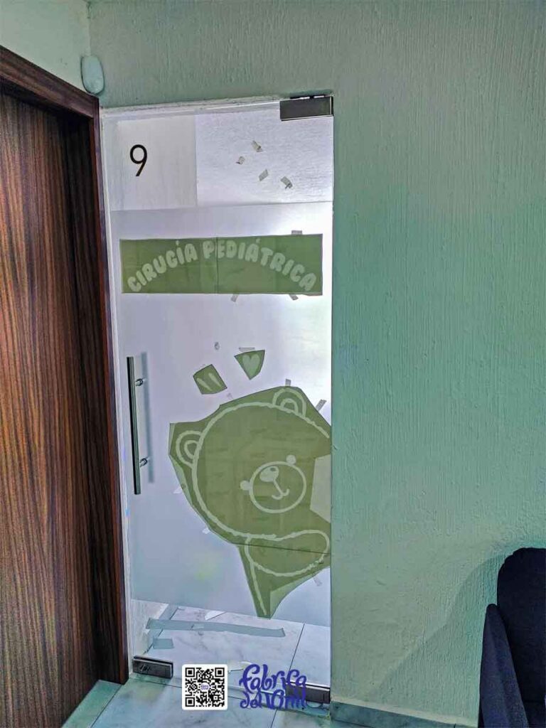 Los médicos especialistas crean y utilizan exitosamente su identidad gráfica para estar entre las primeras opciones o la única al momento en que sus pacientes seleccionan sus servicios. Implementan su logotipo, colores, tipografía y layout en su página web, papelería y redes sociales; crean también en sus consultorios un entorno que los diferencia de la competencia y ofrecen a sus pacientes una experiencia positiva que recuerdan y recomiendan. Cotiza y compra tu publicidad para consultorios médicos particulares en Fábrica del Vinil por medio de WhatsApp: 33 1927 2871.