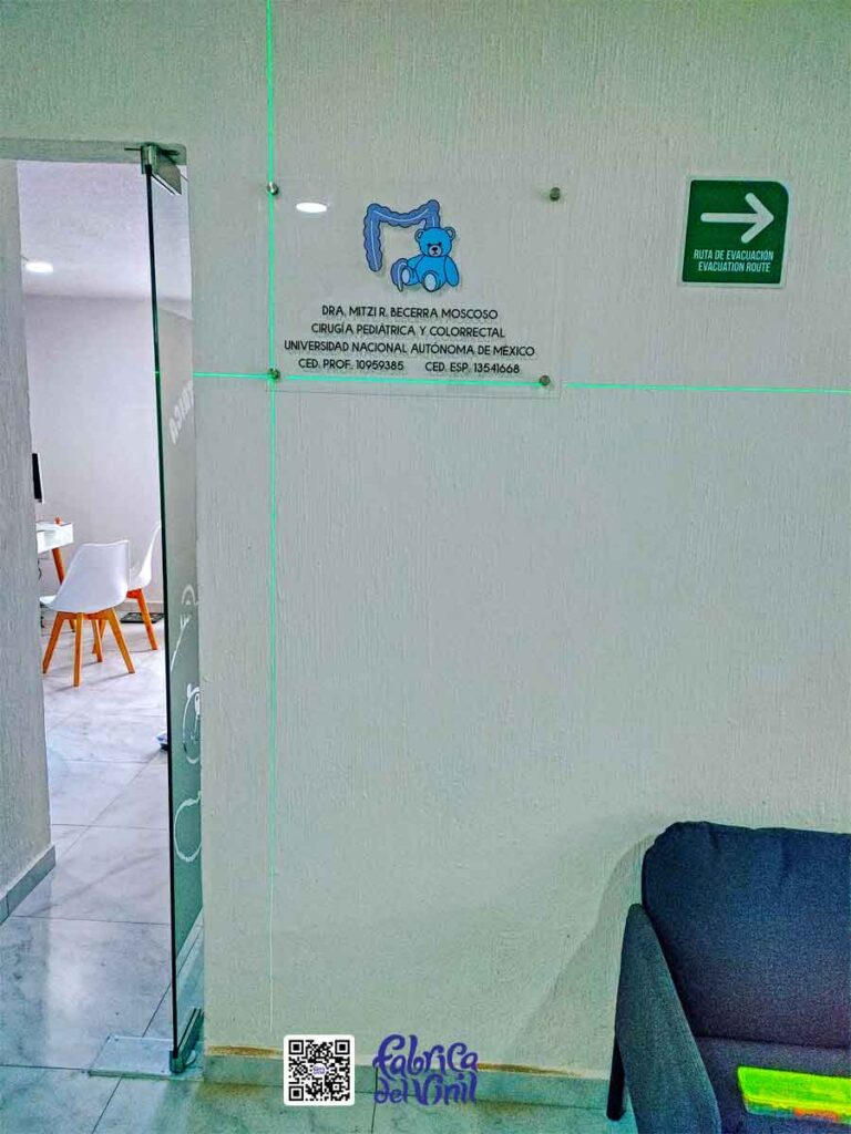 Los médicos especialistas crean y utilizan exitosamente su identidad gráfica para estar entre las primeras opciones o la única al momento en que sus pacientes seleccionan sus servicios. Implementan su logotipo, colores, tipografía y layout en su página web, papelería y redes sociales; crean también en sus consultorios un entorno que los diferencia de la competencia y ofrecen a sus pacientes una experiencia positiva que recuerdan y recomiendan. Cotiza y compra tu publicidad para consultorios médicos particulares en Fábrica del Vinil por medio de WhatsApp: 33 1927 2871.
