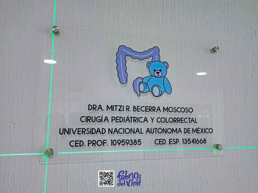 Los médicos especialistas crean y utilizan exitosamente su identidad gráfica para estar entre las primeras opciones o la única al momento en que sus pacientes seleccionan sus servicios. Implementan su logotipo, colores, tipografía y layout en su página web, papelería y redes sociales; crean también en sus consultorios un entorno que los diferencia de la competencia y ofrecen a sus pacientes una experiencia positiva que recuerdan y recomiendan. Cotiza y compra tu publicidad para consultorios médicos particulares en Fábrica del Vinil por medio de WhatsApp: 33 1927 2871.