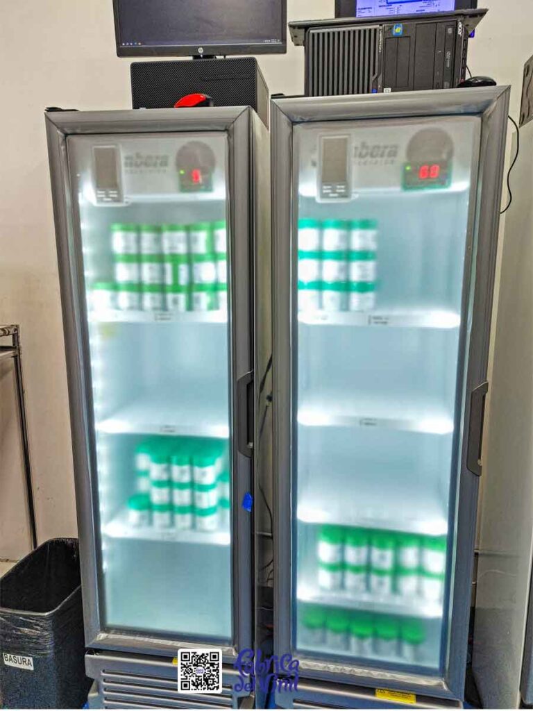 Este proyecto es la cobertura casi total de tres refrigeradores con vinilo esmerilado adhesivo de larga duración y alta resistencia de Fábrica del Vinil, solamente con huecos que permiten ver el termostato. Además de vinilo de corte con la tipografía de esta empresa y enumeración para cada refrigerador, así facilitan la administración efectiva del material.