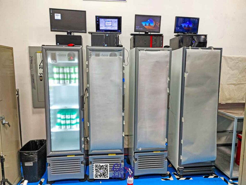 Este proyecto es la cobertura casi total de tres refrigeradores con vinilo esmerilado adhesivo de larga duración y alta resistencia de Fábrica del Vinil, solamente con huecos que permiten ver el termostato. Además de vinilo de corte con la tipografía de esta empresa y enumeración para cada refrigerador, así facilitan la administración efectiva del material.