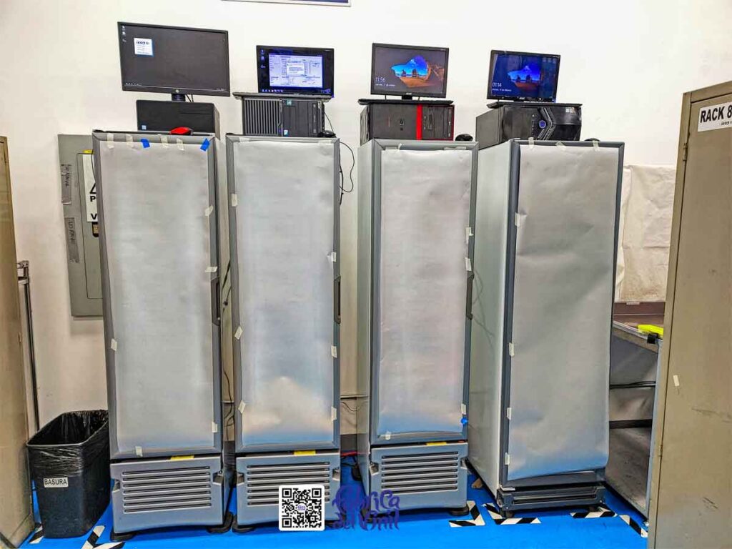 Este proyecto es la cobertura casi total de tres refrigeradores con vinilo esmerilado adhesivo de larga duración y alta resistencia de Fábrica del Vinil, solamente con huecos que permiten ver el termostato. Además de vinilo de corte con la tipografía de esta empresa y enumeración para cada refrigerador, así facilitan la administración efectiva del material.