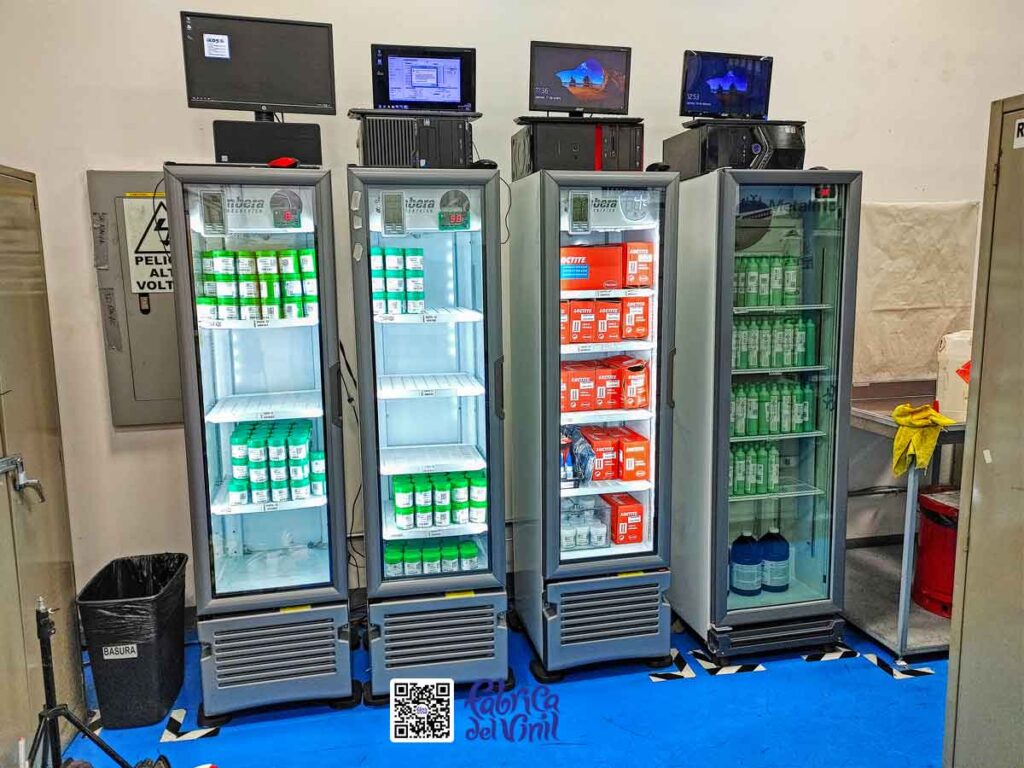 Este proyecto es la cobertura casi total de tres refrigeradores con vinilo esmerilado adhesivo de larga duración y alta resistencia de Fábrica del Vinil, solamente con huecos que permiten ver el termostato. Además de vinilo de corte con la tipografía de esta empresa y enumeración para cada refrigerador, así facilitan la administración efectiva del material.