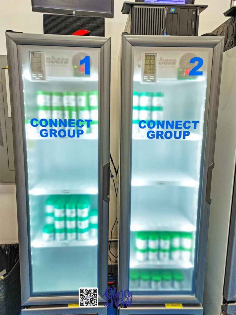 Este proyecto es la cobertura casi total de tres refrigeradores con vinilo esmerilado adhesivo de larga duración y alta resistencia de Fábrica del Vinil, solamente con huecos que permiten ver el termostato. Además de vinilo de corte con la tipografía de esta empresa y enumeración para cada refrigerador, así facilitan la administración efectiva del material.
