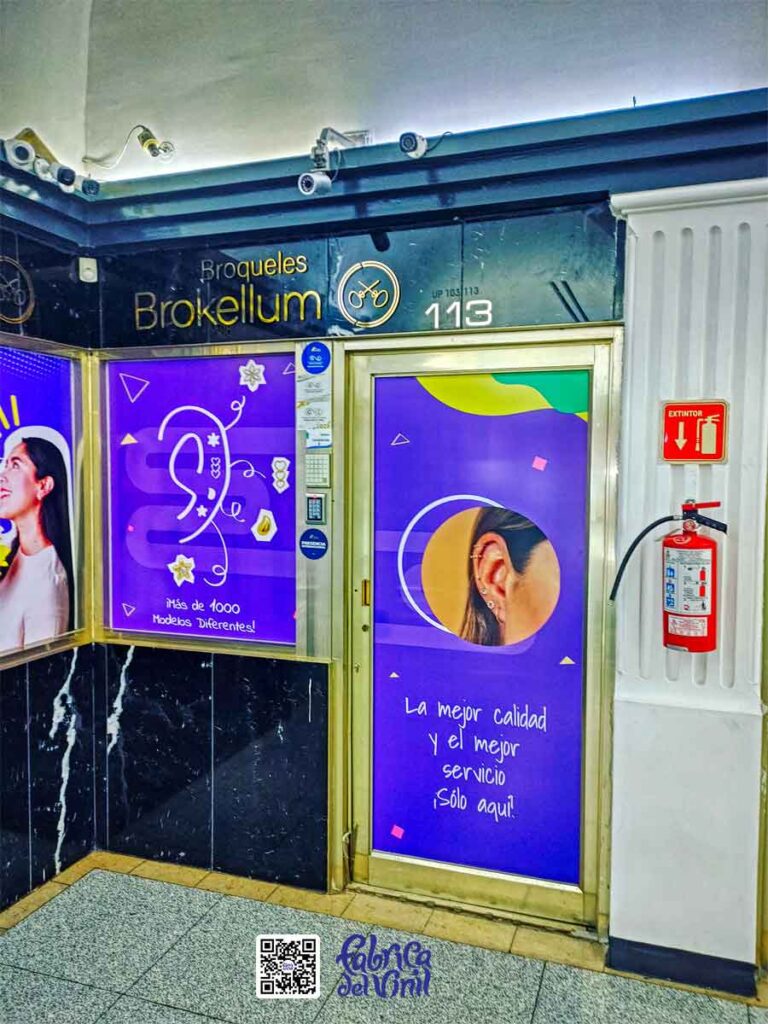 El equipo de Fábrica del Vinil desarrolló este proyecto de impresión de carteles publicitarios para centros joyeros que incluye la instalación profesional dentro de centros joyeros en Guadalajara, Jalisco, México.