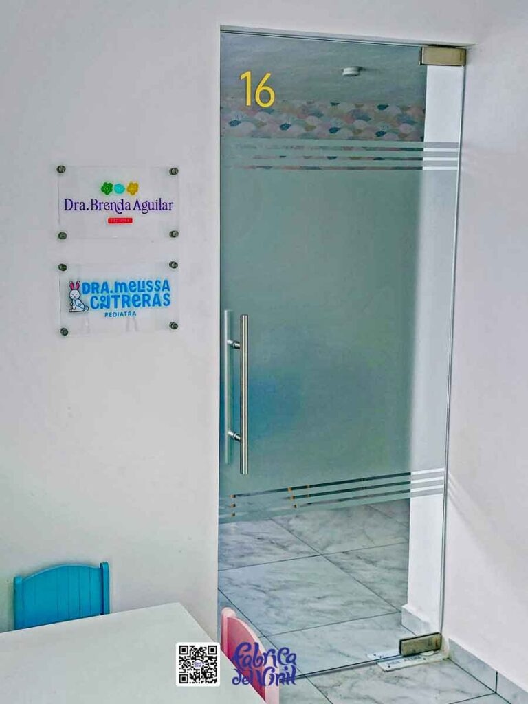 Fábrica del Vinil: Crea tus letreros a partir de acrílicos transparentes y de color, cortados con láser CNC y mezclas de capas de vinilos de corte o vinilos impresos con tu diseño personalizado. Fabricamos tus ilustraciones combinadas con tu logo de cirugía estética con la mejor calidad disponible en México, para que ambos potencien tu identidad comercial y marca. WhatsApp: 33 1927 2871.