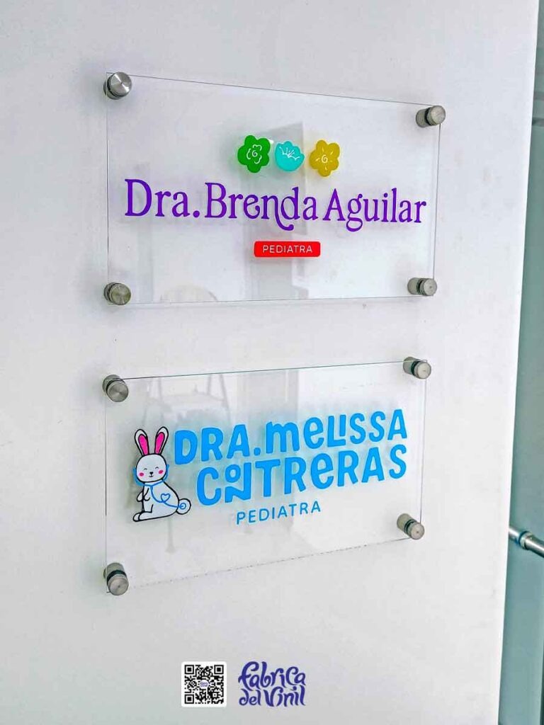 Fábrica del Vinil: Crea tus letreros a partir de acrílicos transparentes y de color, cortados con láser CNC y mezclas de capas de vinilos de corte o vinilos impresos con tu diseño personalizado. Fabricamos tus ilustraciones combinadas con tu logo de cirugía general con la mejor calidad disponible en México, para que ambos potencien tu identidad comercial y marca. WhatsApp: 33 1927 2871.