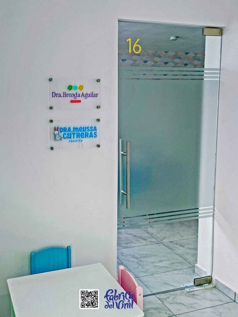 Fábrica del Vinil: Crea tus letreros a partir de acrílicos transparentes y de color, cortados con láser CNC y mezclas de capas de vinilos de corte o vinilos impresos con tu diseño personalizado. Fabricamos tus ilustraciones combinadas con tu logo de cirugía plástica con la mejor calidad disponible en México, para que ambos potencien tu identidad comercial y marca. WhatsApp: 33 1927 2871.