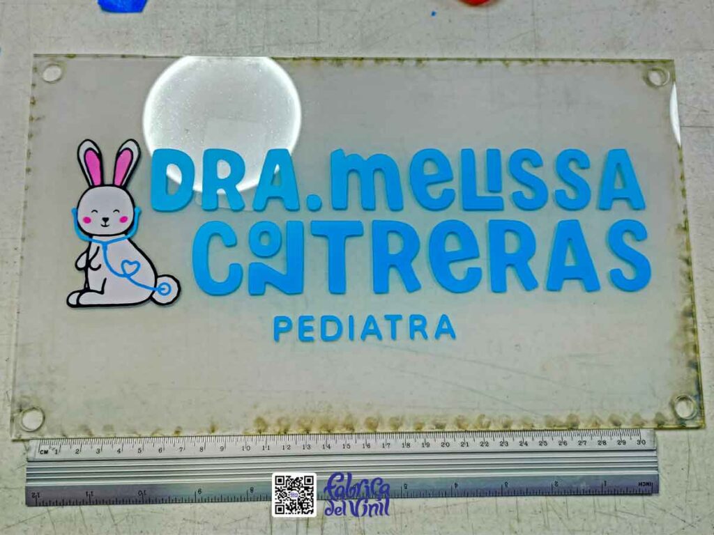 Fábrica del Vinil: Crea tus letreros a partir de acrílicos transparentes y de color, cortados con láser CNC y mezclas de capas de vinilos de corte o vinilos impresos con tu diseño personalizado. Fabricamos tus ilustraciones combinadas con tu logo de consultorio con la mejor calidad disponible en México, para que ambos potencien tu identidad comercial y marca. WhatsApp: 33 1927 2871.