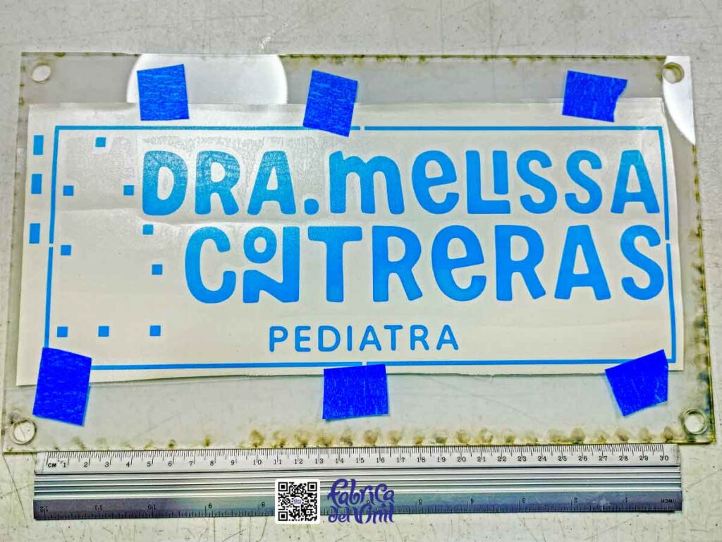 Fábrica del Vinil: Crea tus letreros a partir de acrílicos transparentes y de color, cortados con láser CNC y mezclas de capas de vinilos de corte o vinilos impresos con tu diseño personalizado. Fabricamos tus ilustraciones combinadas con tu logo de especialidad con la mejor calidad disponible en México, para que ambos potencien tu identidad comercial y marca. WhatsApp: 33 1927 2871.
