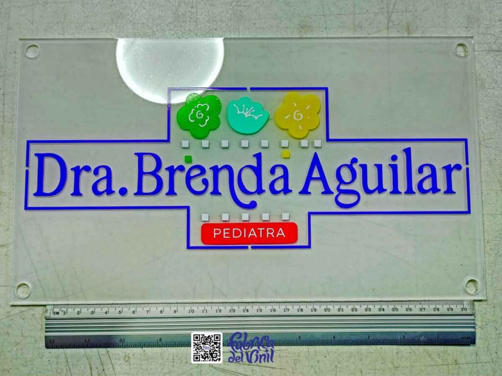 Fábrica del Vinil: Crea tus letreros a partir de acrílicos transparentes y de color, cortados con láser CNC y mezclas de capas de vinilos de corte o vinilos impresos con tu diseño personalizado. Fabricamos tus ilustraciones combinadas con tu logo de implantes con la mejor calidad disponible en México, para que ambos potencien tu identidad comercial y marca. WhatsApp: 33 1927 2871.