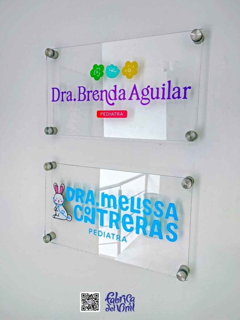 Fábrica del Vinil: Crea tus letreros a partir de acrílicos transparentes y de color, cortados con láser CNC y mezclas de capas de vinilos de corte o vinilos impresos con tu diseño personalizado. Fabricamos tus ilustraciones combinadas con tu logo de medicina familiar con la mejor calidad disponible en México, para que ambos potencien tu identidad comercial y marca. WhatsApp: 33 1927 2871.