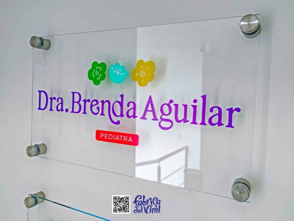 Fábrica del Vinil: Crea tus letreros a partir de acrílicos transparentes y de color, cortados con láser CNC y mezclas de capas de vinilos de corte o vinilos impresos con tu diseño personalizado. Fabricamos tus ilustraciones combinadas con tu logo de medicina interna con la mejor calidad disponible en México, para que ambos potencien tu identidad comercial y marca. WhatsApp: 33 1927 2871.