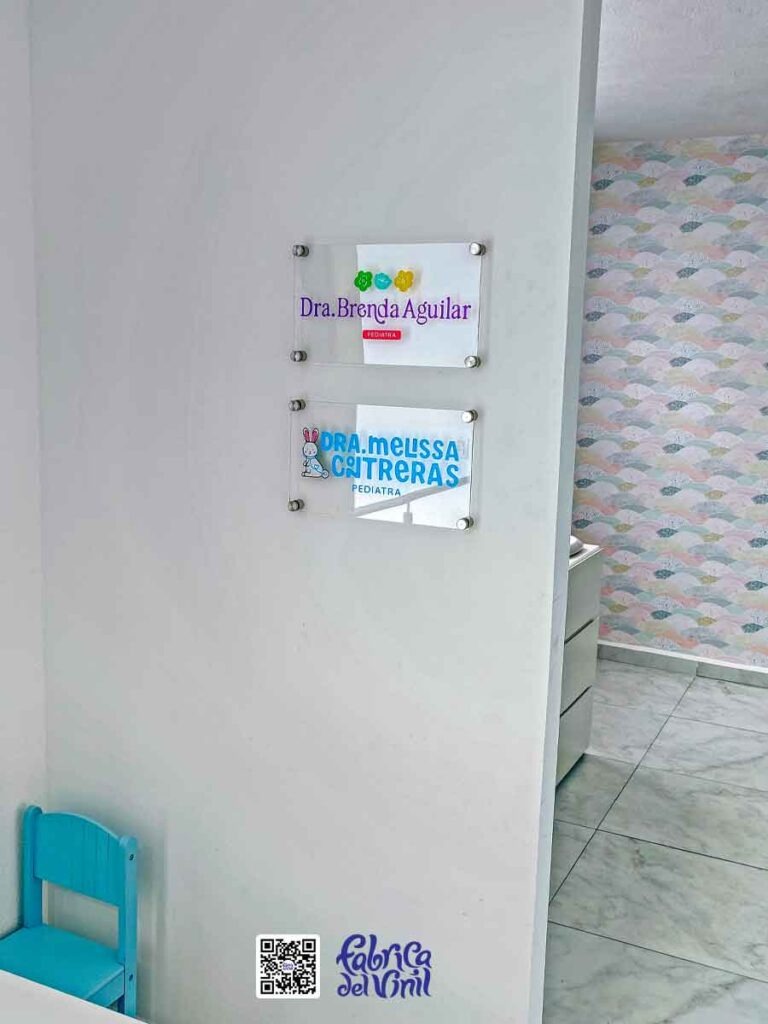 Fábrica del Vinil: Crea tus letreros a partir de acrílicos transparentes y de color, cortados con láser CNC y mezclas de capas de vinilos de corte o vinilos impresos con tu diseño personalizado. Fabricamos tus ilustraciones combinadas con tu logo de odontología con la mejor calidad disponible en México, para que ambos potencien tu identidad comercial y marca. WhatsApp: 33 1927 2871.