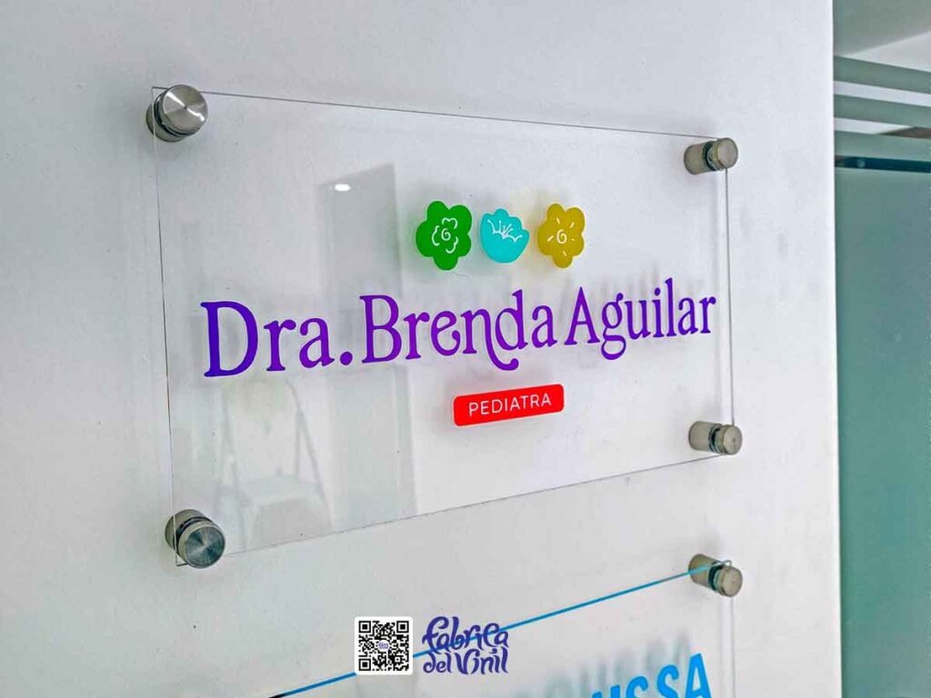 Fábrica del Vinil: Crea tus letreros a partir de acrílicos transparentes y de color, cortados con láser CNC y mezclas de capas de vinilos de corte o vinilos impresos con tu diseño personalizado. Proyectamos tus ilustraciones y logo de traumatología para que potencien tu identidad comercial y marca. WhatsApp: 33 1927 2871.