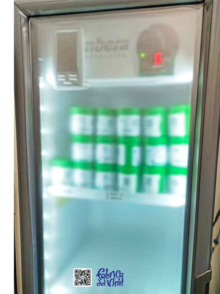 Este proyecto es la cobertura casi total de tres refrigeradores con vinilo esmerilado adhesivo de larga duración y alta resistencia de Fábrica del Vinil, solamente con huecos que permiten ver el termostato. Además de vinilo de corte con la tipografía de esta empresa y enumeración para cada refrigerador, así facilitan la administración efectiva del material.