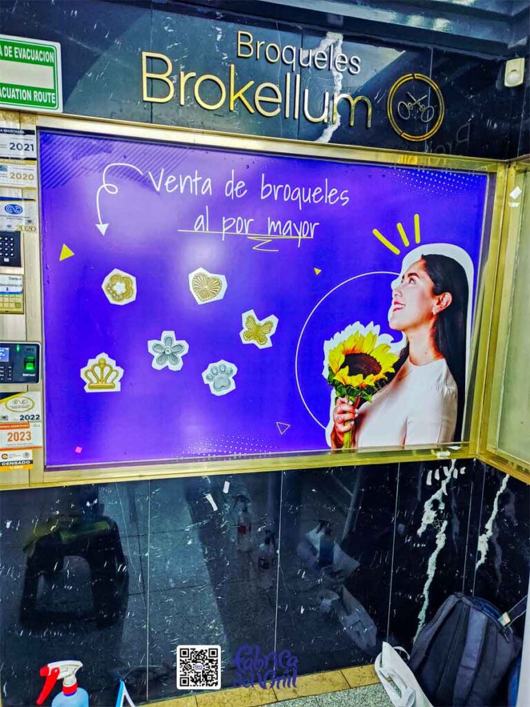 El equipo de Fábrica del Vinil desarrolló este proyecto de publicidad de vinil para joyerías que incluye la impresión de alta resolución e instalación profesional dentro de centros joyeros en Guadalajara, Jalisco, México.