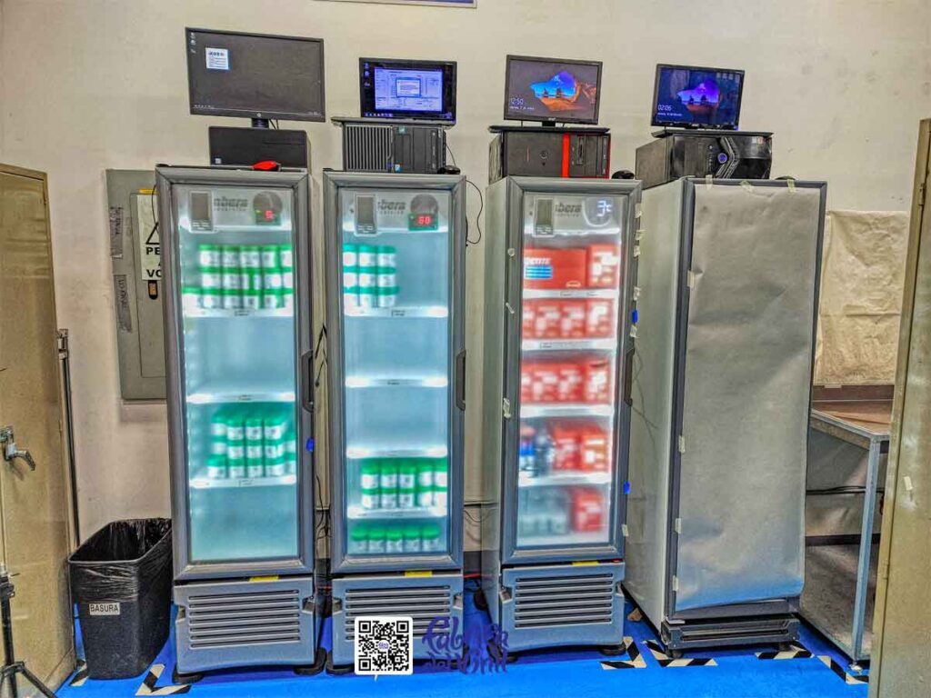 Este proyecto es la cobertura casi total de tres refrigeradores con vinilo esmerilado adhesivo de larga duración y alta resistencia de Fábrica del Vinil, solamente con huecos que permiten ver el termostato. Además de vinilo de corte con la tipografía de esta empresa y enumeración para cada refrigerador, así facilitan la administración efectiva del material.