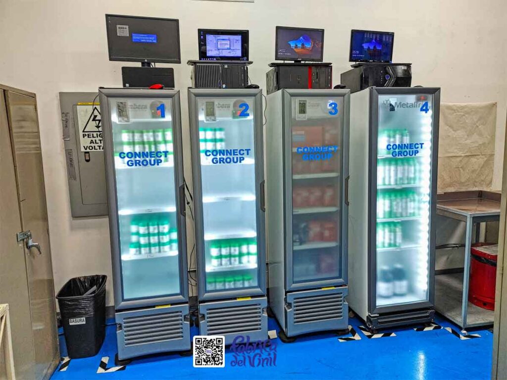 Este proyecto es la cobertura casi total de tres refrigeradores con vinilo esmerilado adhesivo de larga duración y alta resistencia de Fábrica del Vinil, solamente con huecos que permiten ver el termostato. Además de vinilo de corte con la tipografía de esta empresa y enumeración para cada refrigerador, así facilitan la administración efectiva del material.