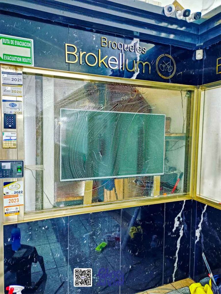 El equipo de Fábrica del Vinil desarrolló este proyecto de vinil publicidad para joyerías que incluye la impresión de alta resolución e instalación profesional dentro de uno de los locales en centros joyeros en Guadalajara, Jalisco, México.