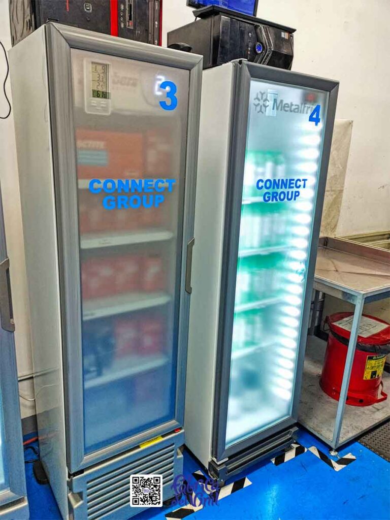 Este proyecto es la cobertura casi total de tres refrigeradores con vinilo esmerilado adhesivo de larga duración y alta resistencia de Fábrica del Vinil, solamente con huecos que permiten ver el termostato. Además de vinilo de corte con la tipografía de esta empresa y enumeración para cada refrigerador, así facilitan la administración efectiva del material.
