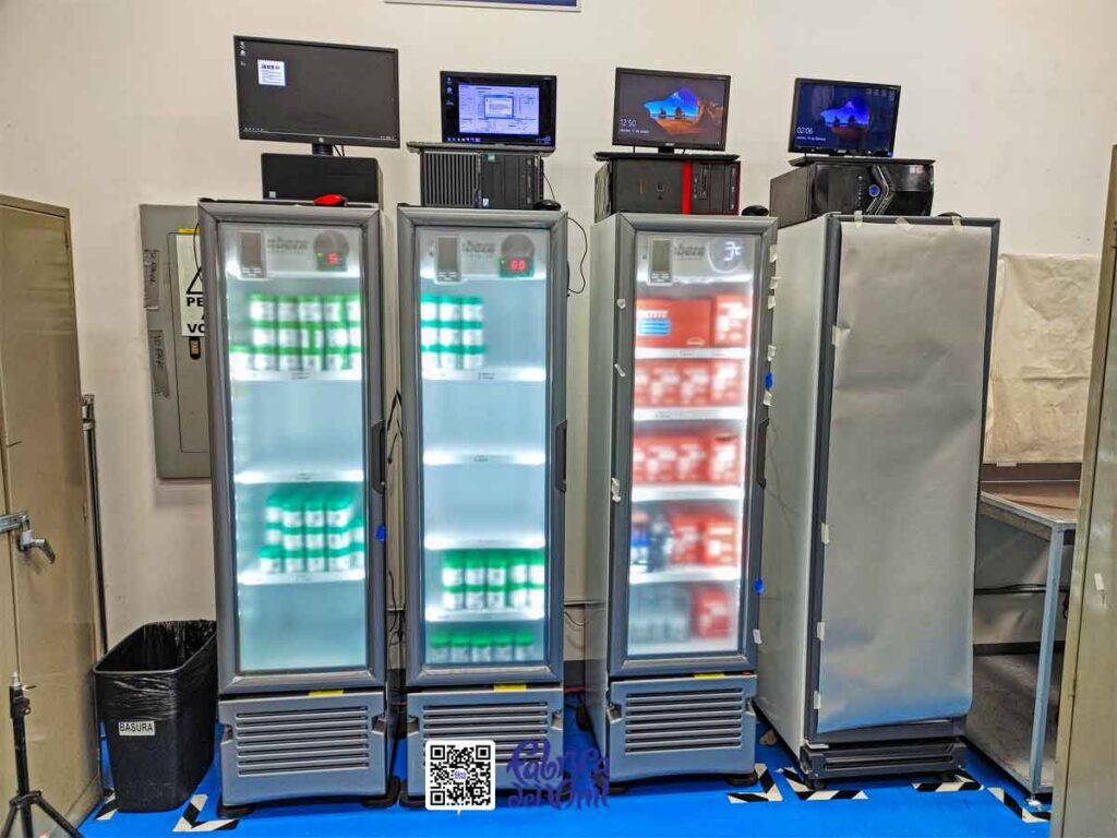 Este proyecto es la cobertura casi total de tres refrigeradores con vinilo esmerilado adhesivo de larga duración y alta resistencia de Fábrica del Vinil, solamente con huecos que permiten ver el termostato. Además de vinilo de corte con la tipografía de esta empresa y enumeración para cada refrigerador, así facilitan la administración efectiva del material.