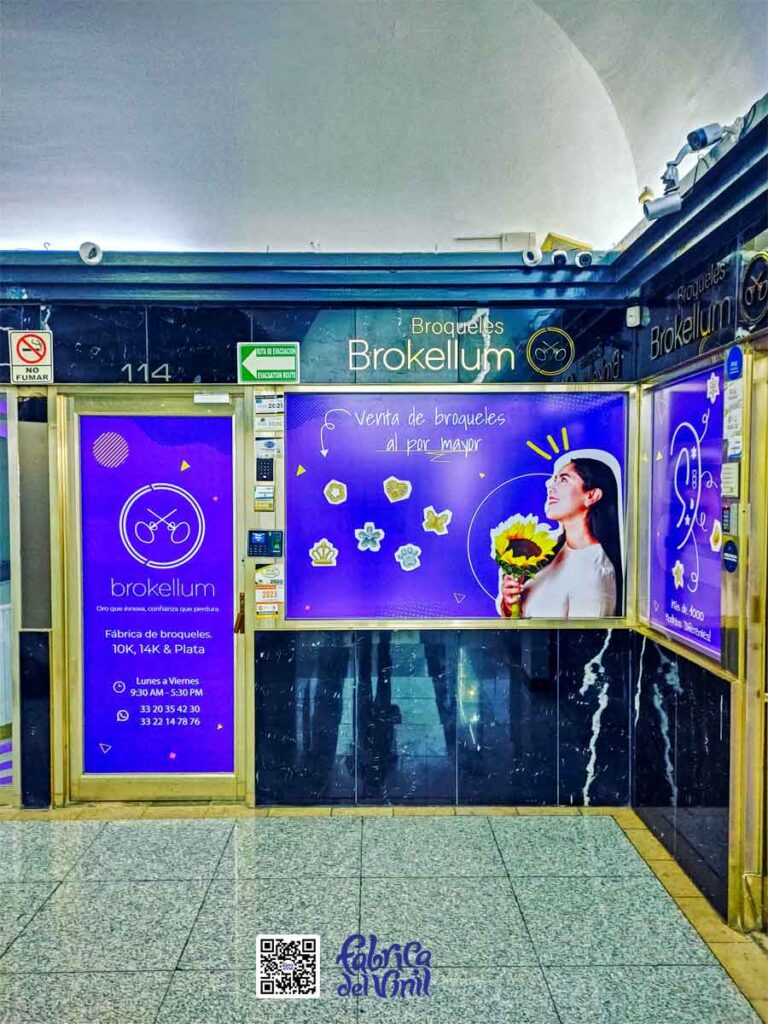 El equipo de Fábrica del Vinil desarrolló este proyecto de vinilos publicitarios para centros joyeros que incluye la impresión de alta resolución e instalación profesional dentro de locales en Guadalajara, Jalisco, México.