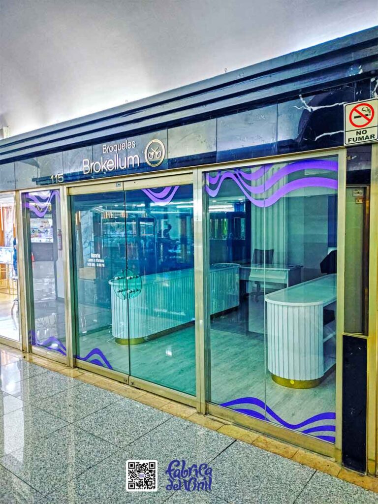 El equipo de Fábrica del Vinil desarrolló este proyecto de vinilos publicitarios para cristales de joyerías que incluye la impresión de alta resolución e instalación profesional dentro de centros joyeros en Guadalajara, Jalisco, México.